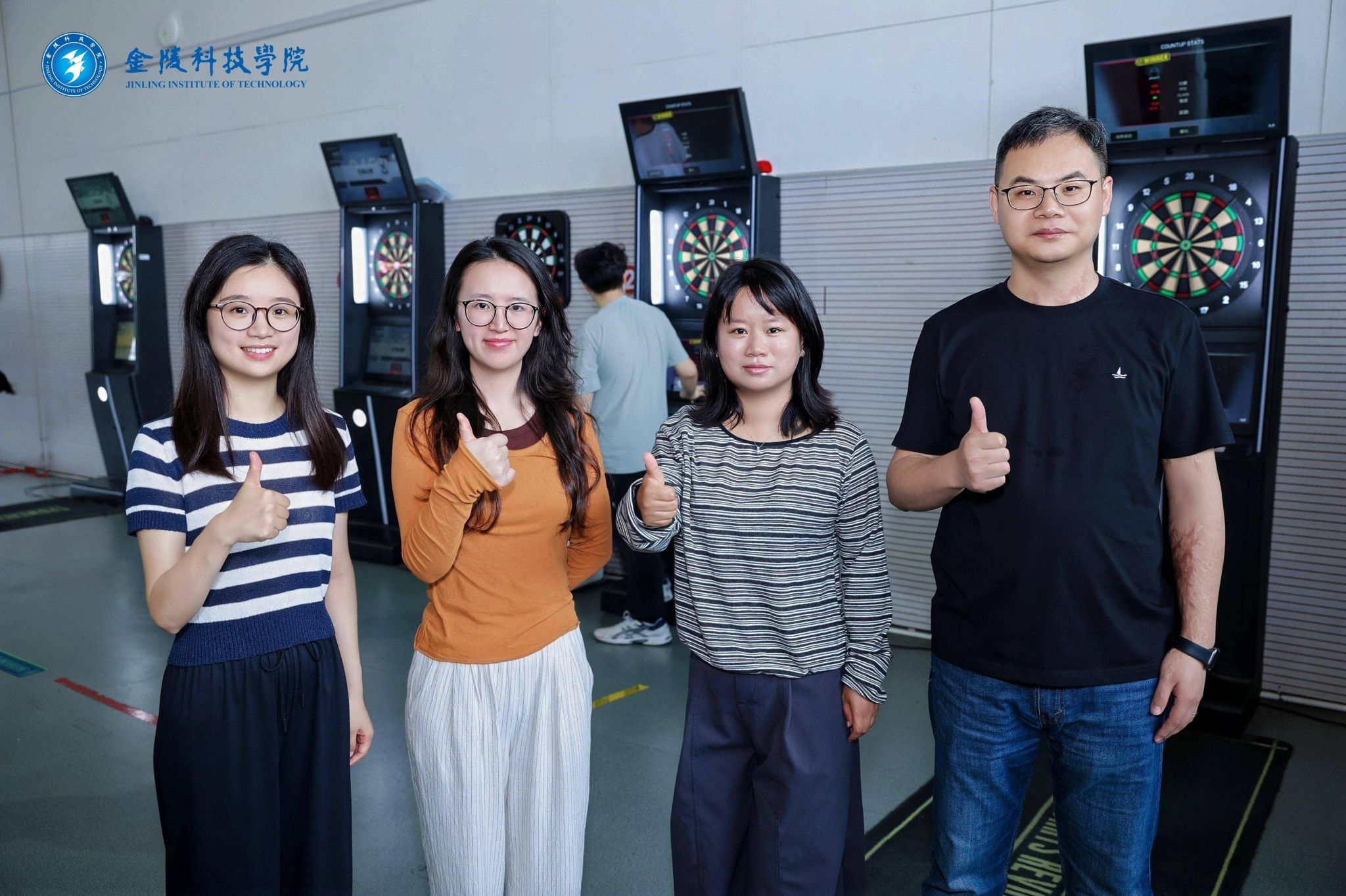 老师们以昂扬的姿态