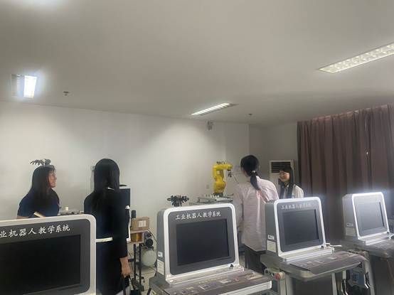 张曌老师以及多位青年教师参加了报告会
